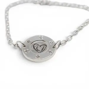 silverarmband med stenar och ALTIs logga