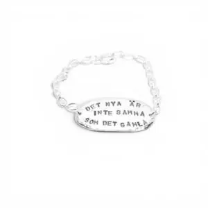 silverarmband med bricka med text