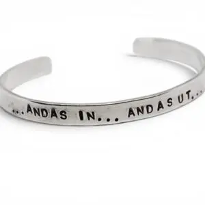 stelt armband med texten andas in andas ut...