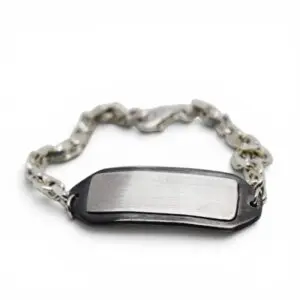grovt armband med dubbla brickor ena med svartoxidering