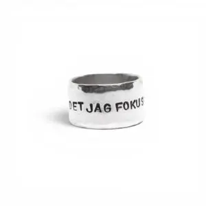 bred handgjord silverring med text