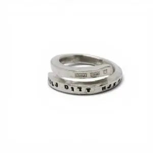handgjord silverring med text i omlottvariant