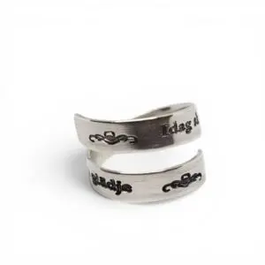 sprialformad handgjord silverring med text