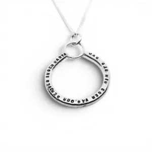 handgjort silversmycke med text
