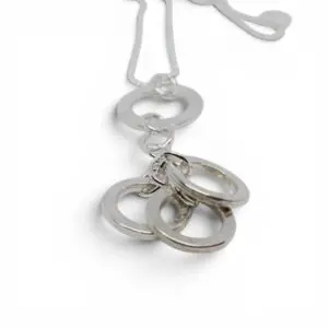 silverhalsband med ringar