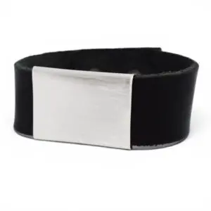 läderarmband med borstad silverbricka