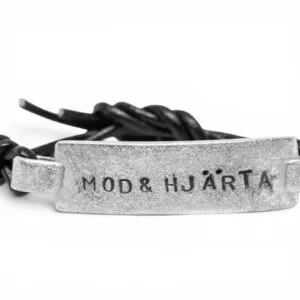 silverbricka på läder som armband med texten Mod & Hjärta