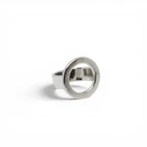 silverring med en stor ring på den