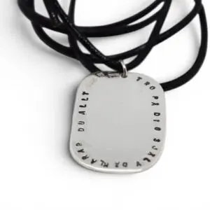 ovalt handgjort silversmycke med text