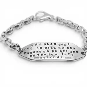 grovt silverarmband med text på bricka