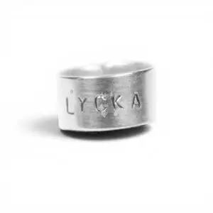 bred silverring med texten lycka
