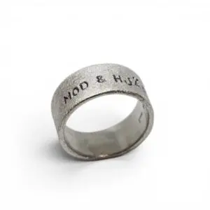 bred silverring med text