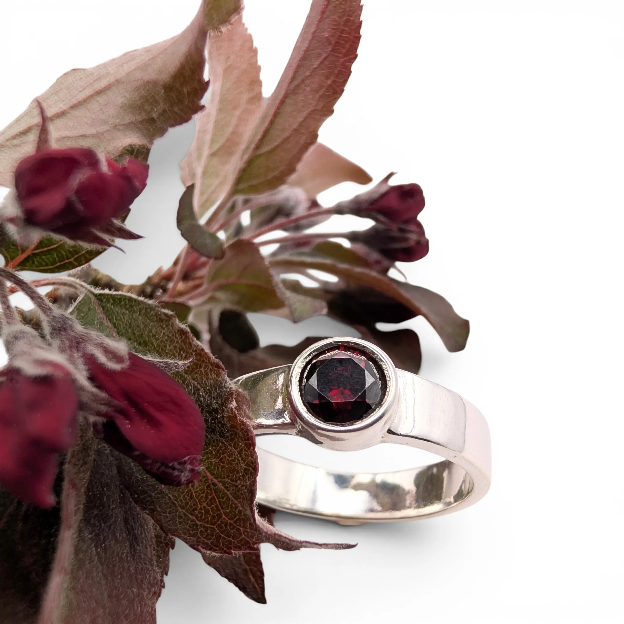 COLORS-ring - PXL 20260529 0901060232 1 silverring med röd sten