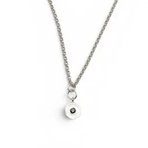 nätt silverhalsband med svart sten
