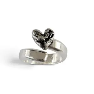 silverring i omlottmodell med hjärta