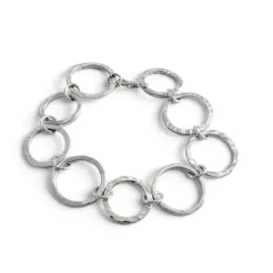 silverarmband med ringar