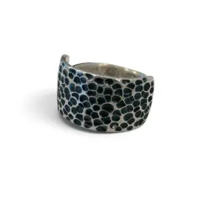 silverring med struktur och oxidering