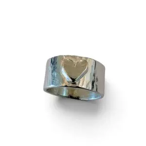 stavhamrad silverring med hjärta