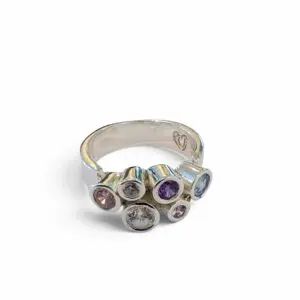 vacker silverring med stenar