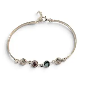 silverarmband med fyra olikfärgade stenar