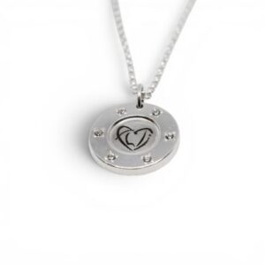 silverhalsband med stenar och ALTIs logga i mitten