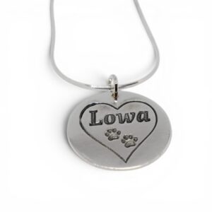 silverhalsband med namn och hundtassar