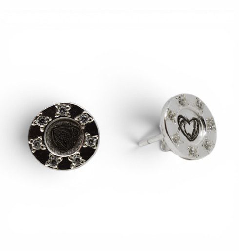 "ALTIexklusive-earrings" - altiexklusiveorhange3 2 1 silverörhängen med stenar och ALTIs logga i mitten