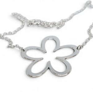 Stor silverblomma som halsband