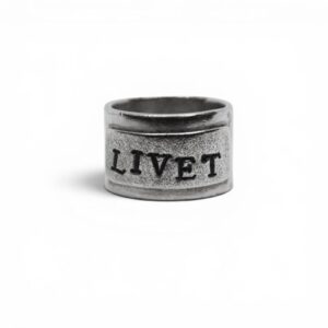 bred silverring med texten LIVET