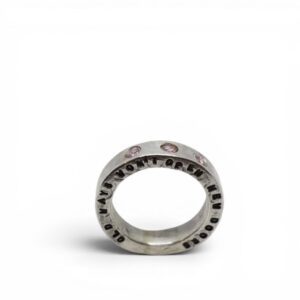 kraftig silverring med text och stenar