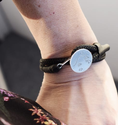 svart armband på en handled med silverplatta