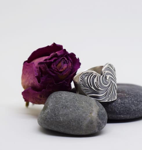 silverring med mösntrat hjärta på stenar med lila ros
