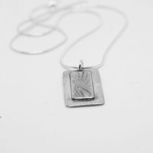 silverhalsband med mösnter på vit bakgrund