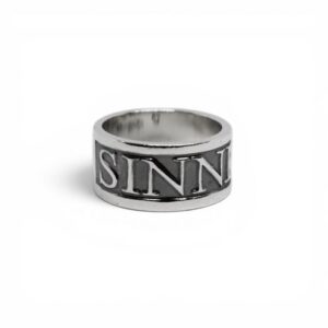 silverring med texten SINNESRO och svartoxidering