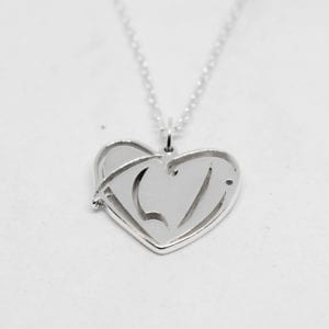 silversmycke i form av ett hjärta på vit bakgrund