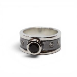 silverring med svart sten