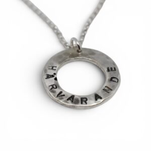silverhalsband med texten HÄRVARANDE