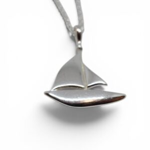 segelbåt i silver som halsband