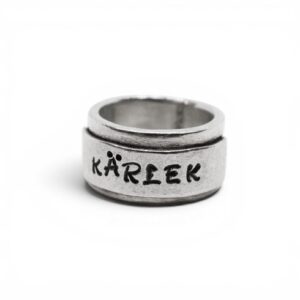 bred silverring med texten kärlek