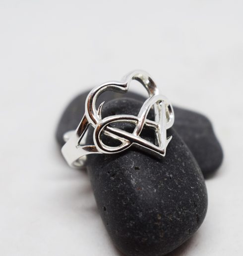 silverring med hjärta och evighetssymbol på svarta stenar