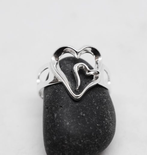 silverring i form av ett dubbelhjärta på svart sten