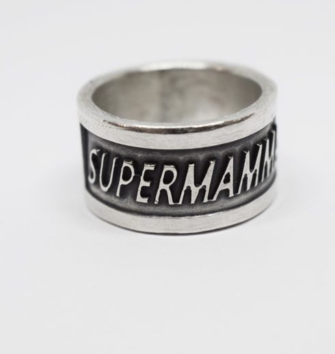 silverring med vit bakgrund med texten SUPERMAMMA