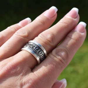 silverring på finger utomhus