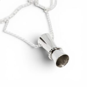silverhalsband på vit bakgrund