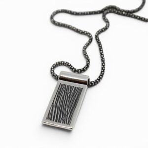 silverhalsband med svartoxiderat mönster