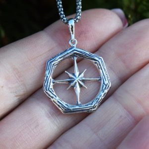 kompas i silver i hand