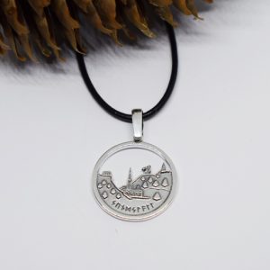 silversmycke i läderrem med kotte bakom