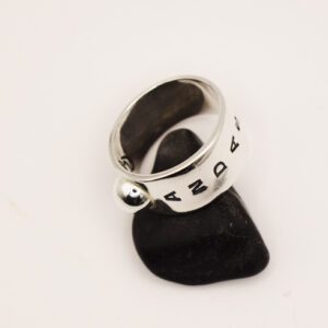 silverring på svart sten med text