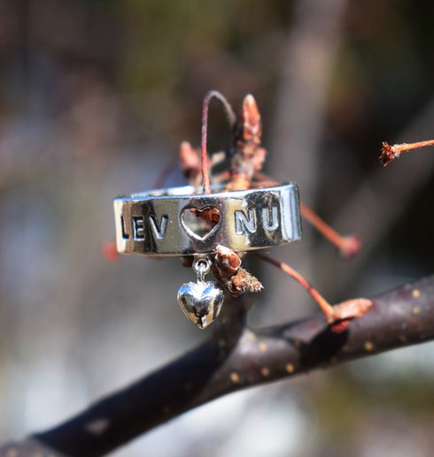 LEV NU-silverring med löst hjärta - levnuring silverring med texten LEV NU och hjärtan i träd
