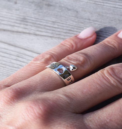 LEV NU-silverring med löst hjärta - levnuring1 silverring på kvinnas finger med hjärtan